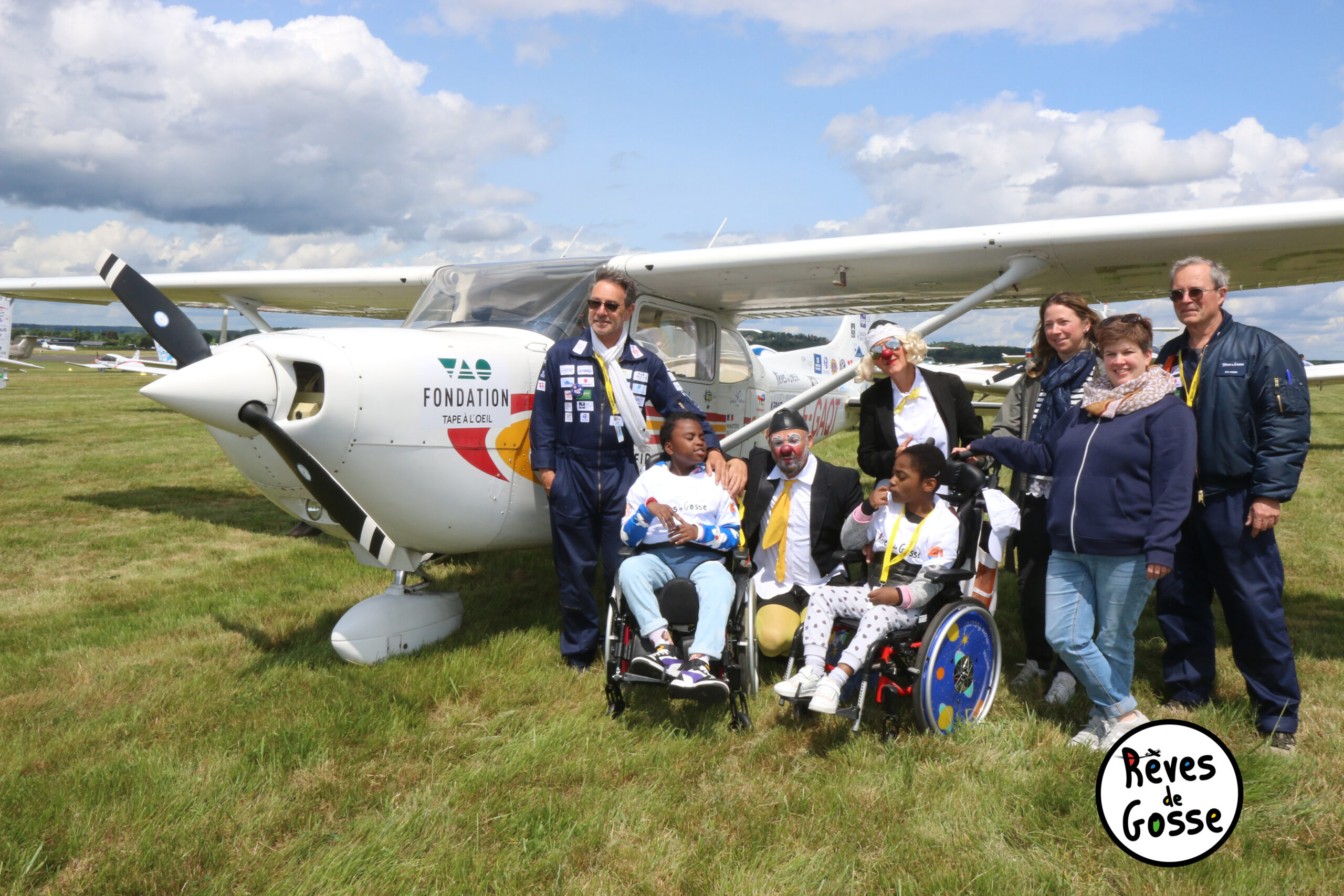 L’équipe et les participants devant l’avion